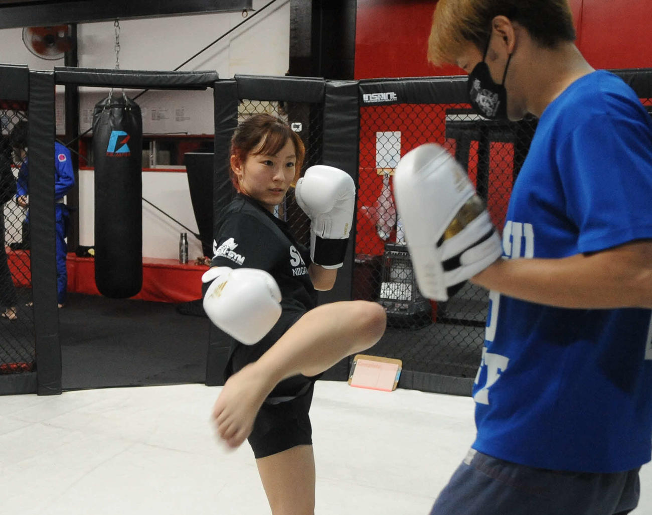 プロ初勝利を目指して練習する、ちびさいKYOKA（左）