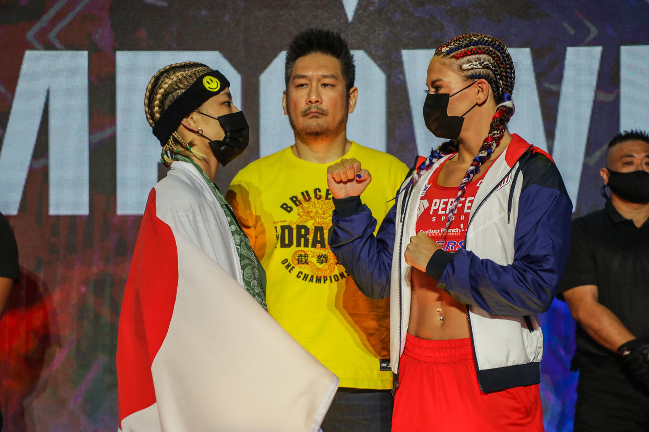 3日夜のONEチャンピオンシップ女子アトム級GP1回戦に向け、にらみ合う平田（左）とアンダーソン（右）。中央はチャトリCEO(C) ONE Championship