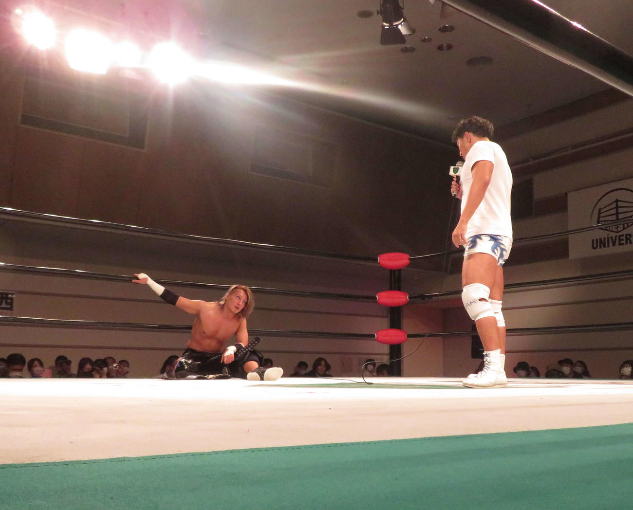 プロレスリング・ノア横浜大会　GHCジュニアヘビー級王座3度目の防衛に成功したHAYATA（左）は試合後、原田大輔の挑戦表明を受ける（撮影・松熊洋介）