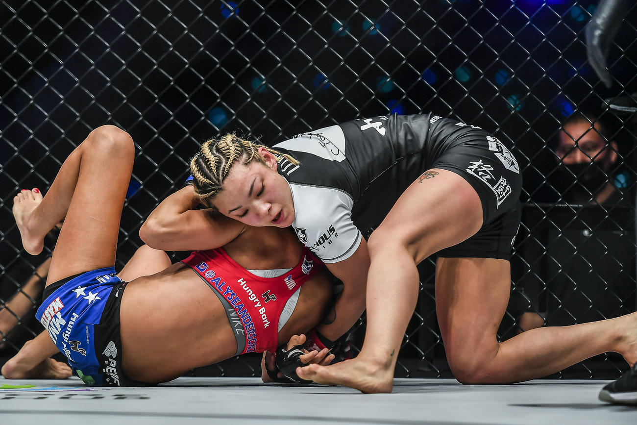 女子アトム級1回戦で、アンダーソン（左）を寝技で制御する平田(C) ONE