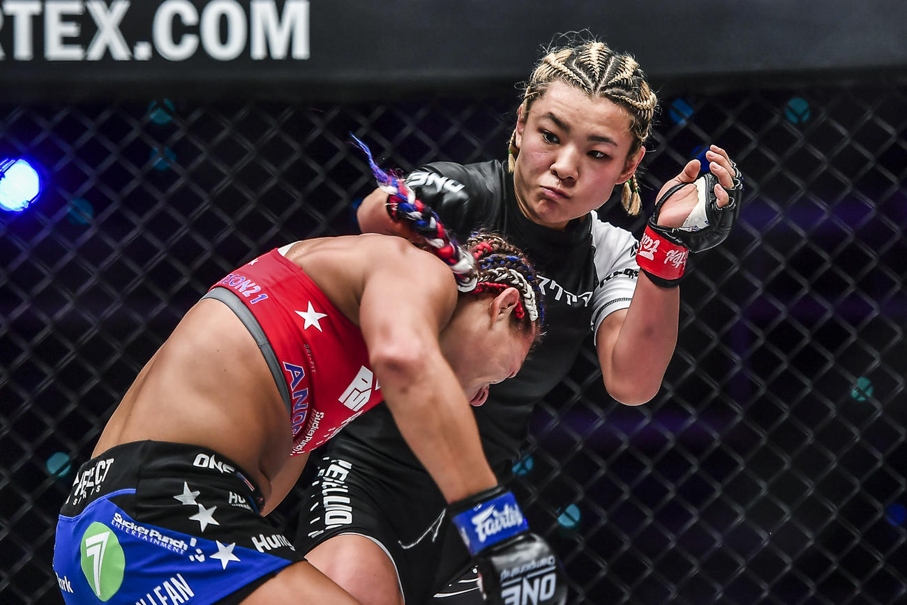 女子アトム級GP1回戦で、アンダーソン（手前）と打撃の攻防を繰り広げる平田(C) ONE