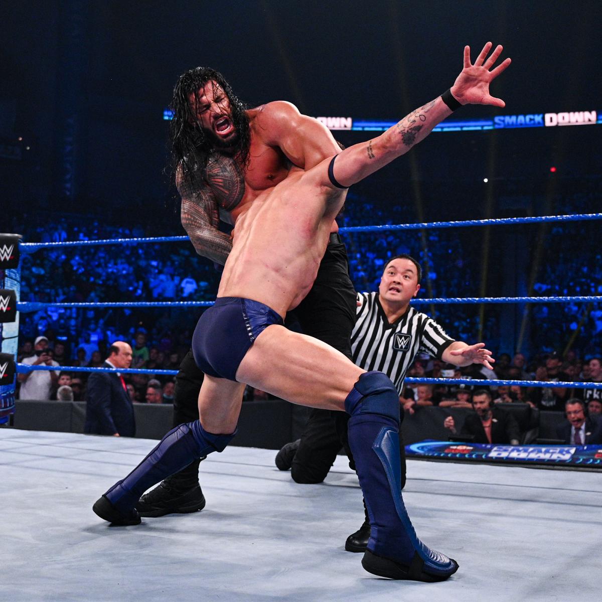前方裸絞めで挑戦者ベイラー（手前）を苦しめるWWEユニバーサル王者レインズ（Ｃ）2021 WWE, Inc. All Rights Reserved.
