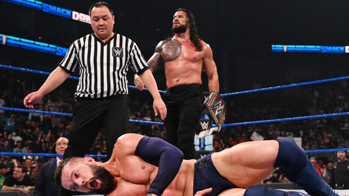 挑戦者ベイラー（手前）を追い詰めたWWEユニバーサル王者レインズ（中央奥）（Ｃ）2021 WWE, Inc. All Rights Reserved.