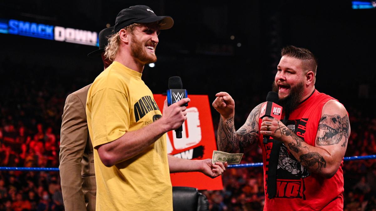 オーエンズ(右）と舌戦を繰り広げた人気ユーチューバーのポール（C）2021 WWE, Inc. All Rights Reserved.