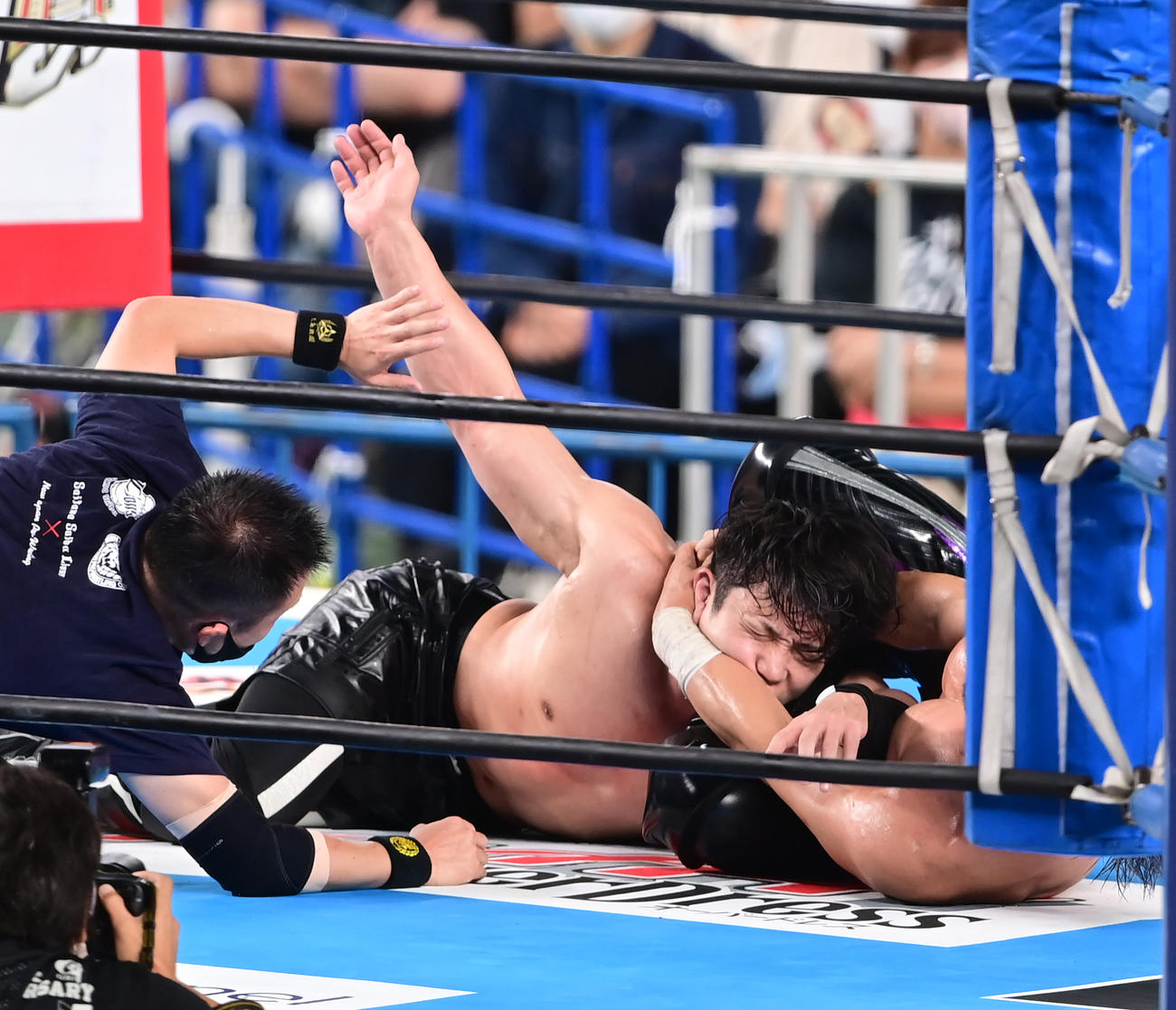 第2試合、YOH対SHO　レフリーストップでYOH（中央）を仕留めるSHO（撮影・小沢裕）