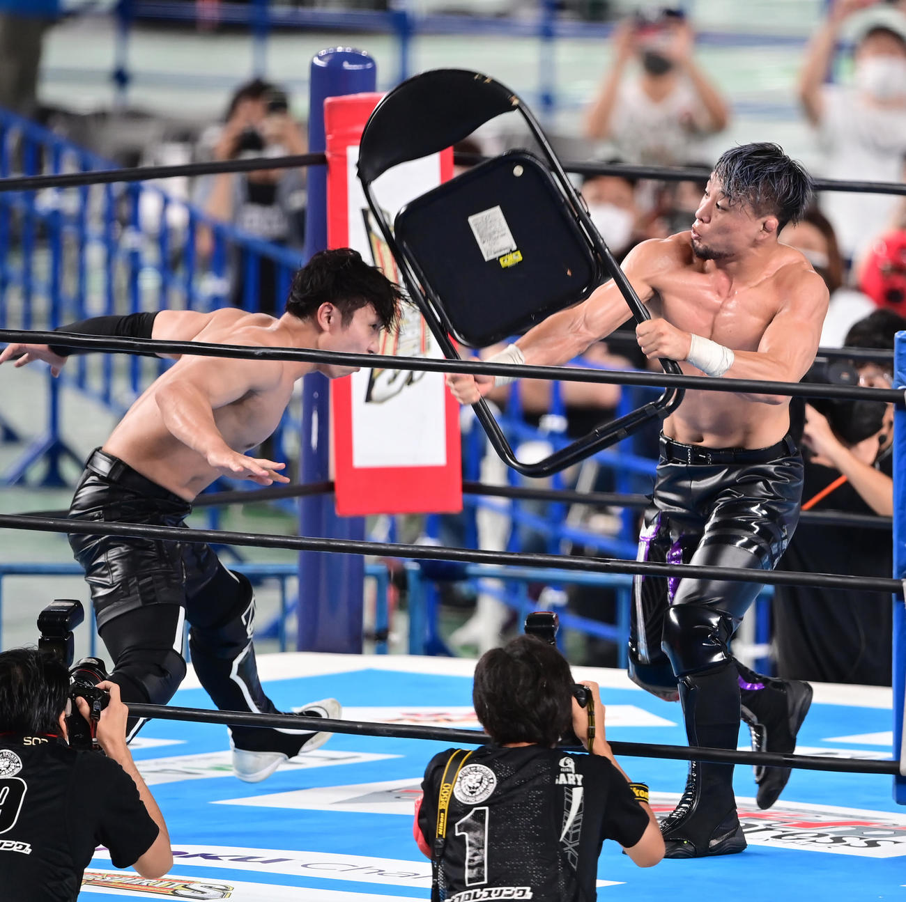 第2試合、YOH対SHO SHO（右）はYOHにパイプイス攻撃を仕掛けるもかわされる（撮影・小沢裕）