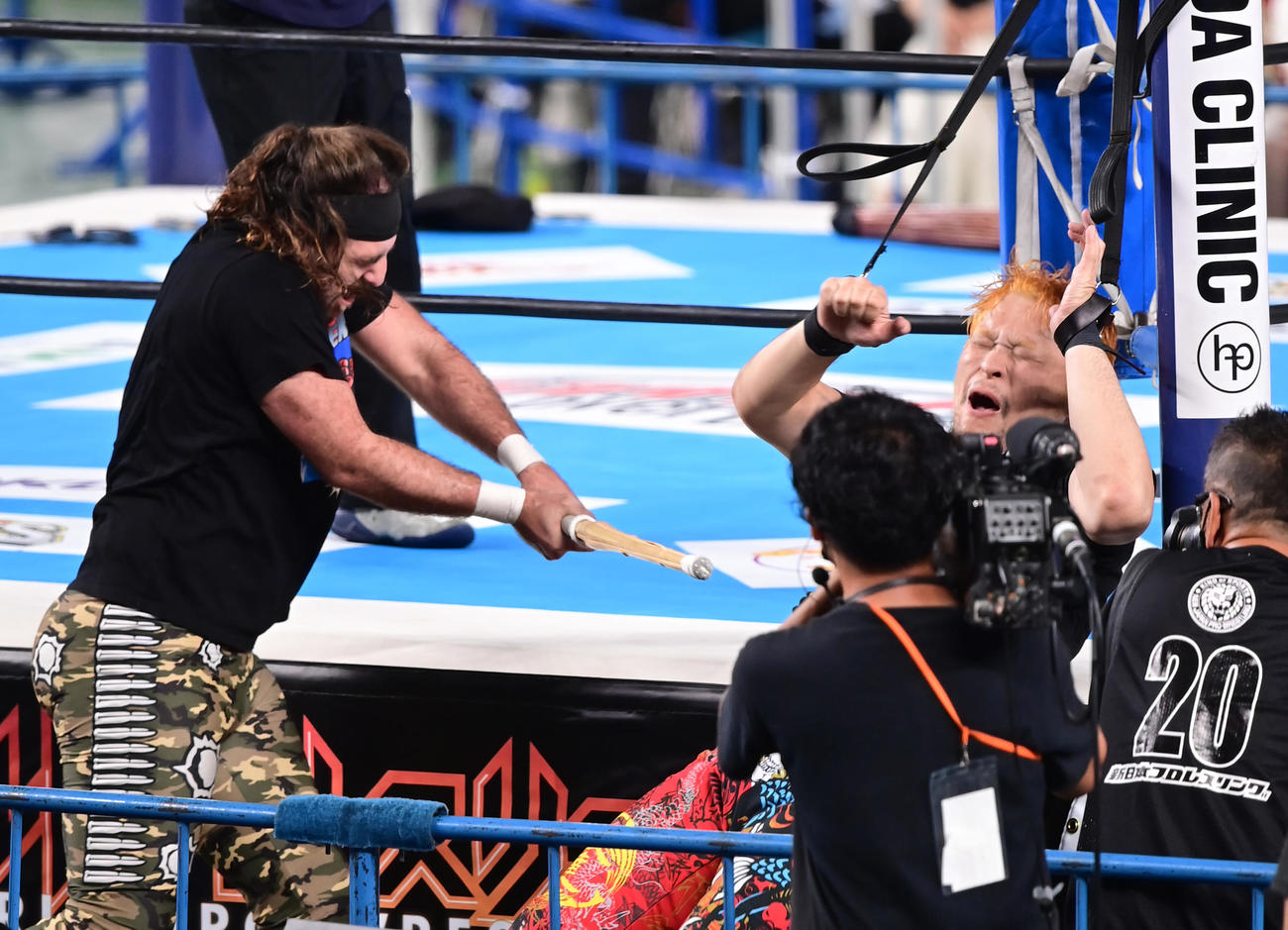 矢野をコーナーに縛り付け、竹刀攻撃を浴びせるオーエンズ（撮影・小沢裕）