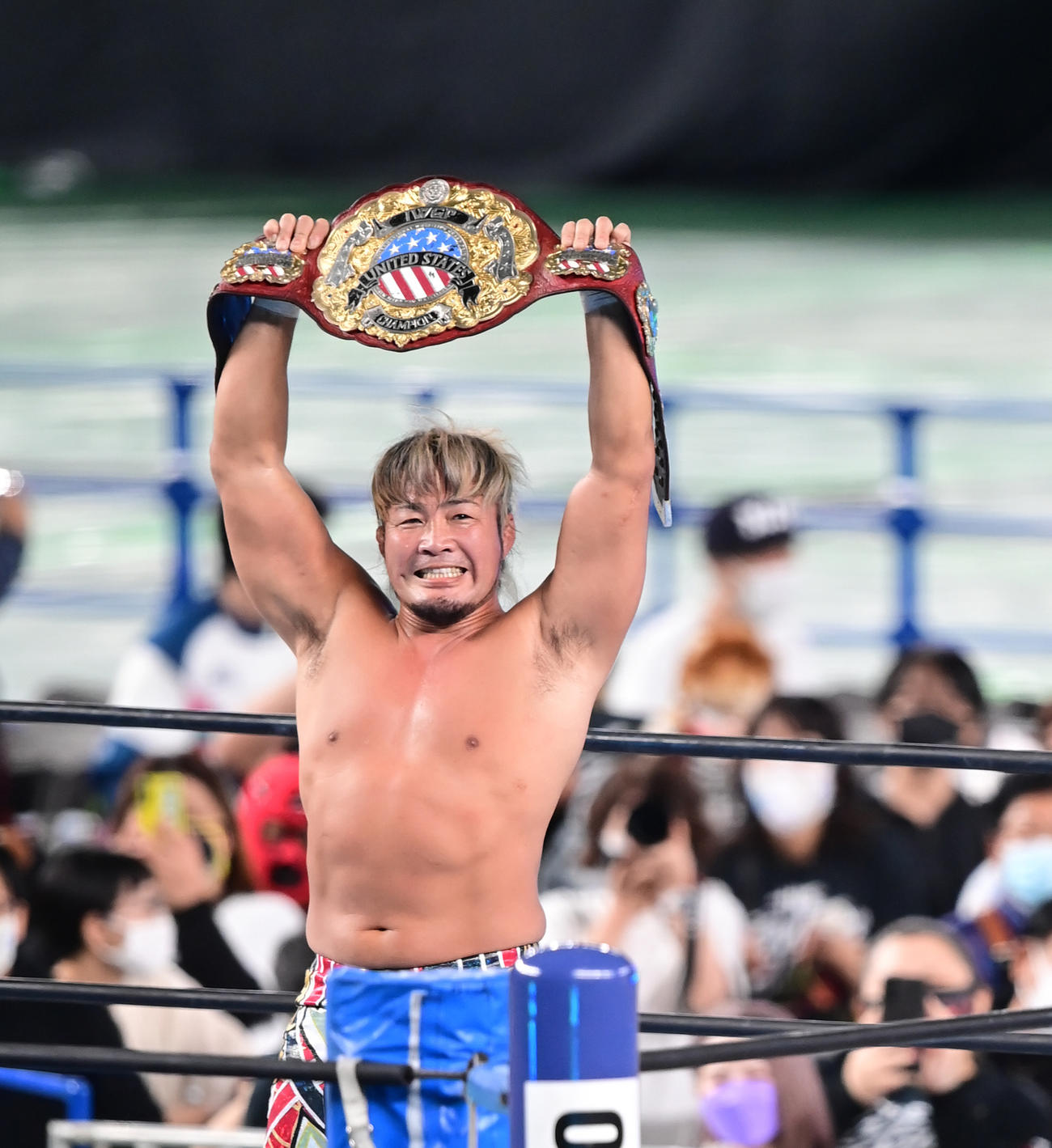 飯伏（右）を破った棚橋はIWGP USヘビー級のタイトルを防衛しベルトを高々と掲げる（撮影・小沢裕）