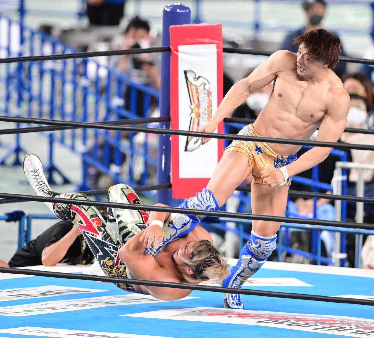 飯伏（右）をドラゴンスクリューで攻める棚橋（撮影・小沢裕）