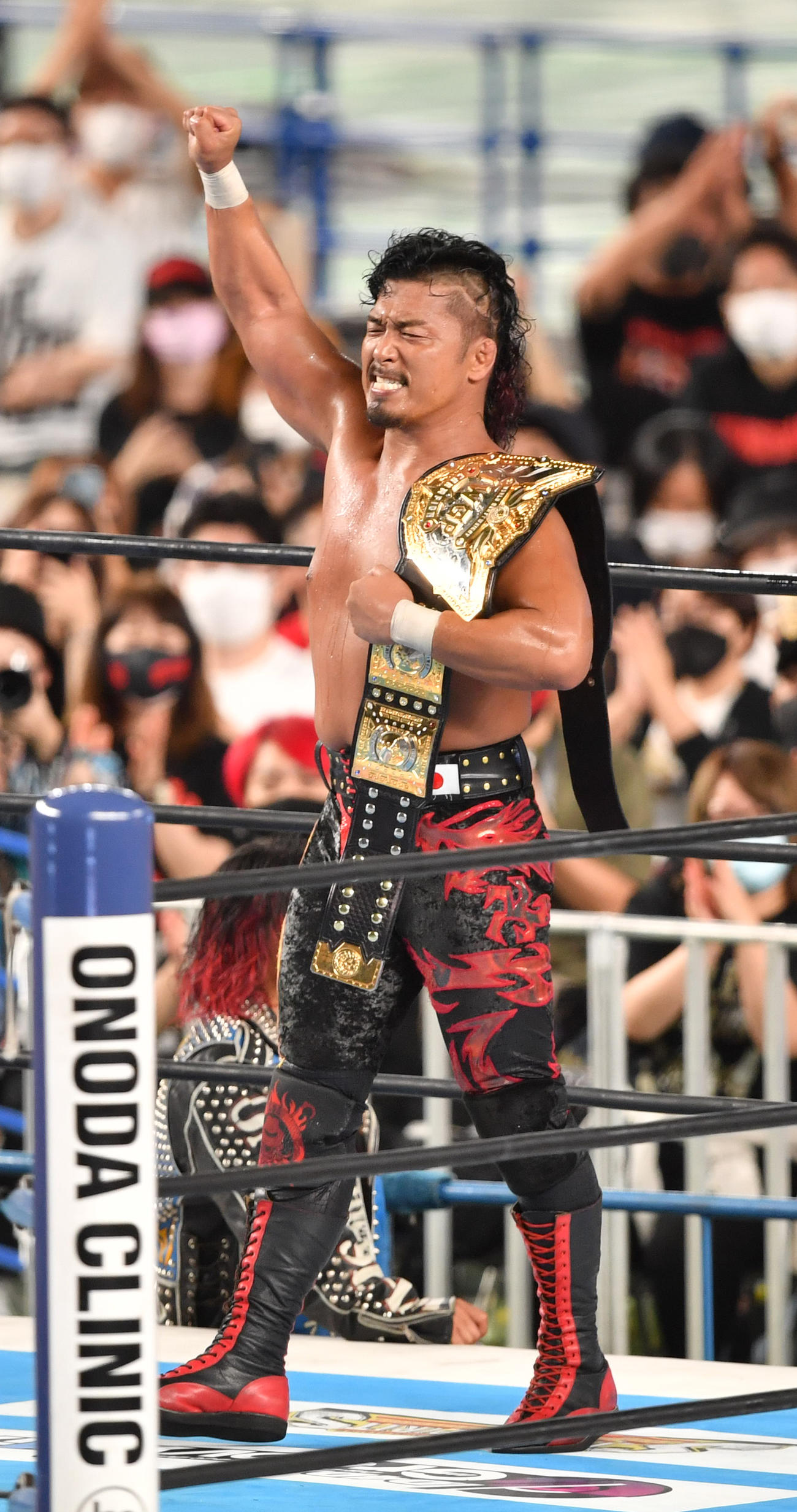 IWGP世界ヘビー級選手権　防衛した鷹木信悟はガッツポーズする（撮影・柴田隆二）