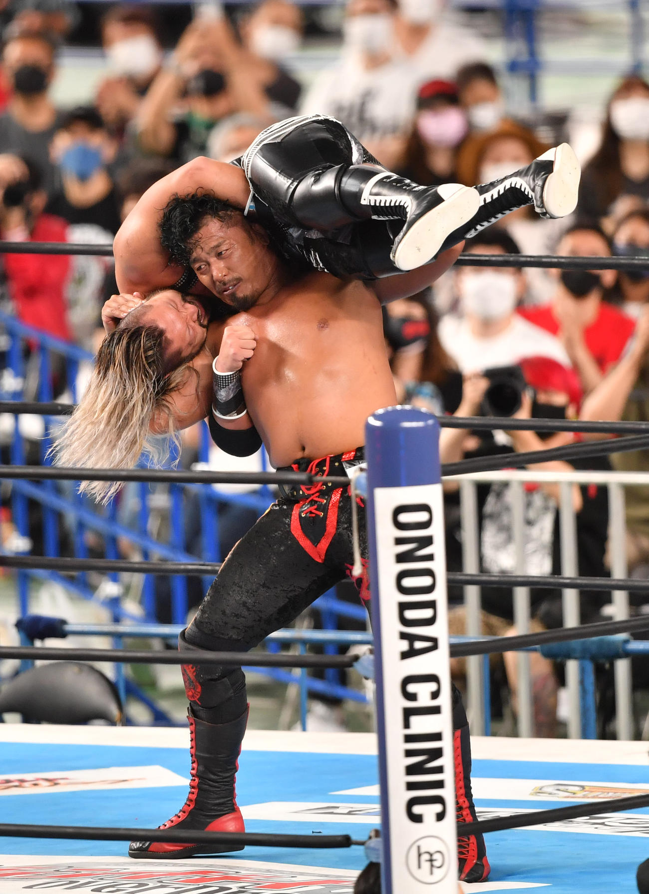 IWGP世界ヘビー級選手権　鷹木信悟（右）はEVILにラスト・オブ・ザ・ドラゴンを決める（撮影・柴田隆二）