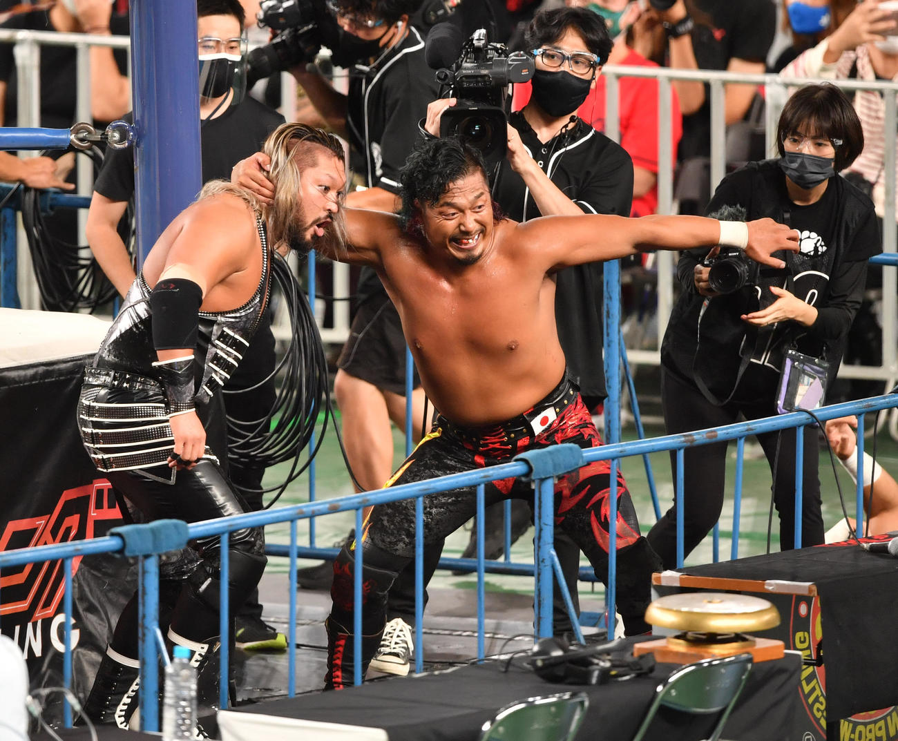 IWGP世界ヘビー級選手権　鷹木信悟（右）はEVILを鉄柵にたたきつける（撮影・柴田隆二）