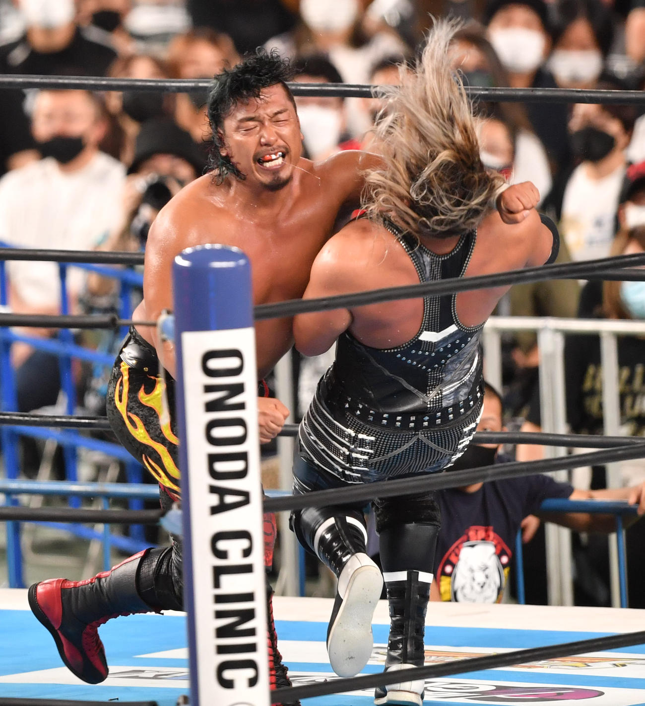 IWGP世界ヘビー級選手権　鷹木信悟（左）はEVILにパンピングボンバーを決める（撮影・柴田隆二）