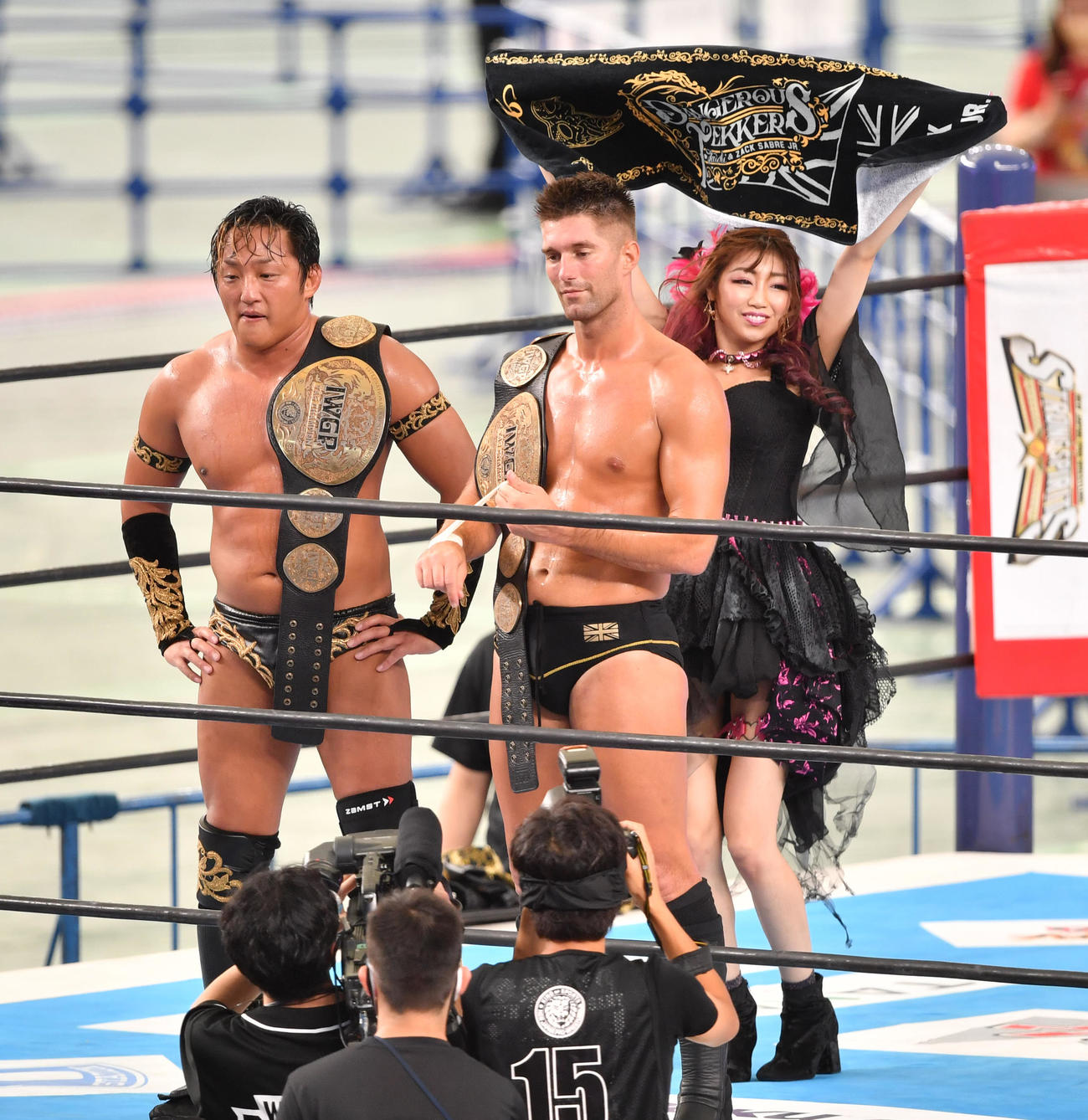 IWGPタッグ選手権3WAYマッチ　防衛したタイチ（左）とザック・セイバーJr.（撮影・柴田隆二）
