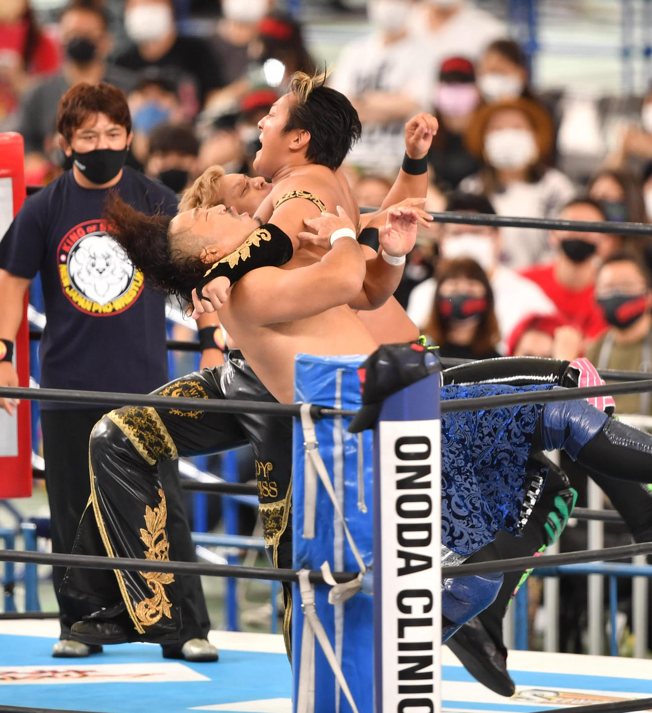 IWGPタッグ選手権3WAYマッチ　タイチ（右）は後藤洋央紀にラリアットを放つ（撮影・柴田隆二）