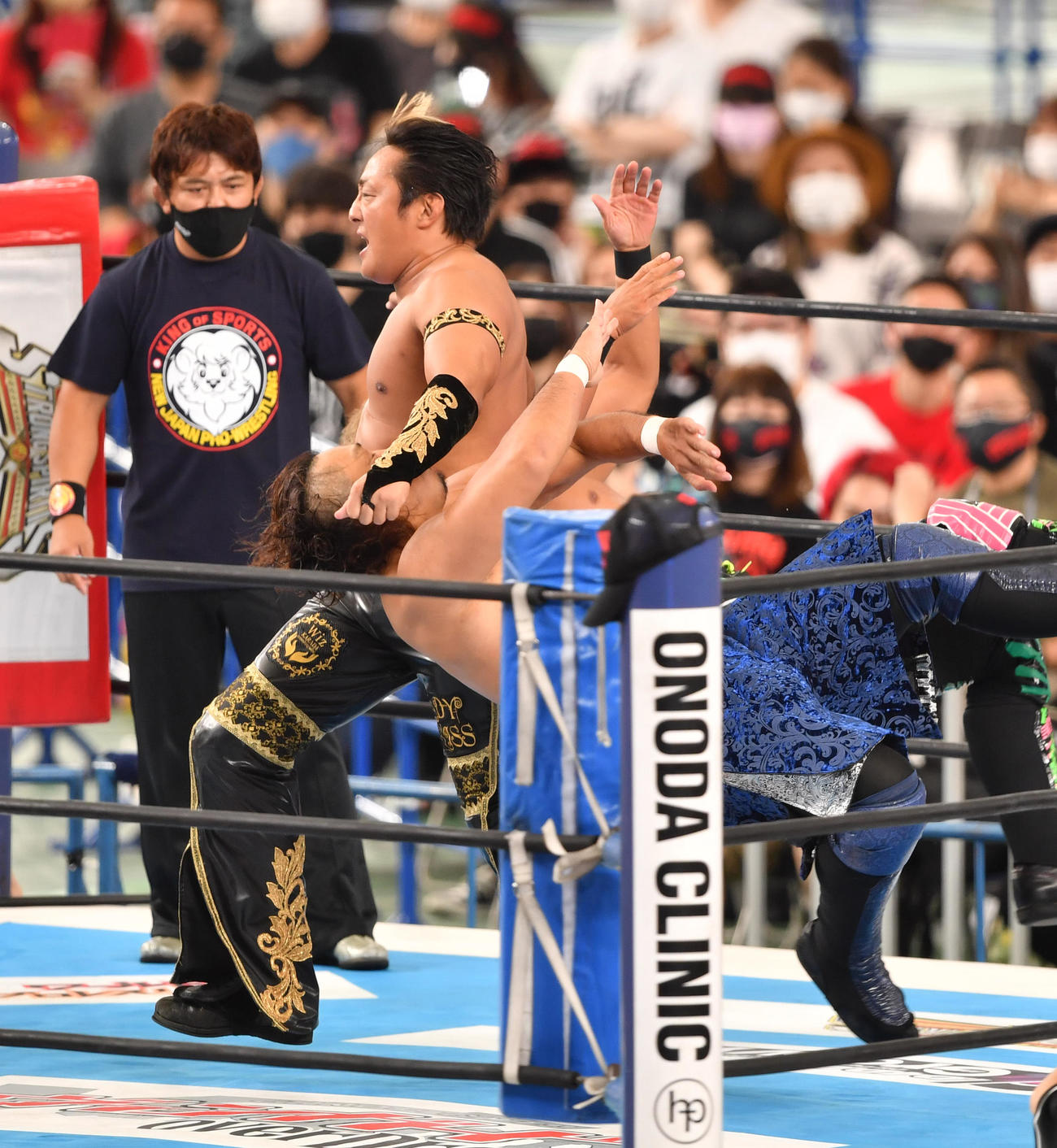 IWGPタッグ選手権3WAYマッチ　タイチ（右）は後藤洋央紀にラリアットを放つ（撮影・柴田隆二）