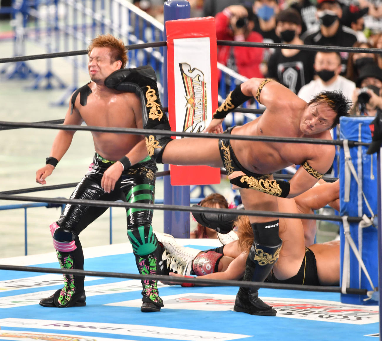 IWGPタッグ選手権3WAYマッチ　タイチ（右）はYOSHI－HASHIに天翔十字鳳を放つ（撮影・柴田隆二）