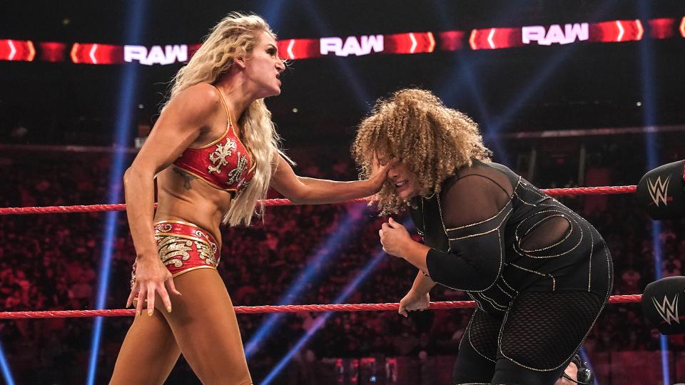 挑戦者ジャックス（右）の顔面をつかむロウ女子王者フレアー（Ｃ）2021 WWE, Inc. All Rights Reserved.