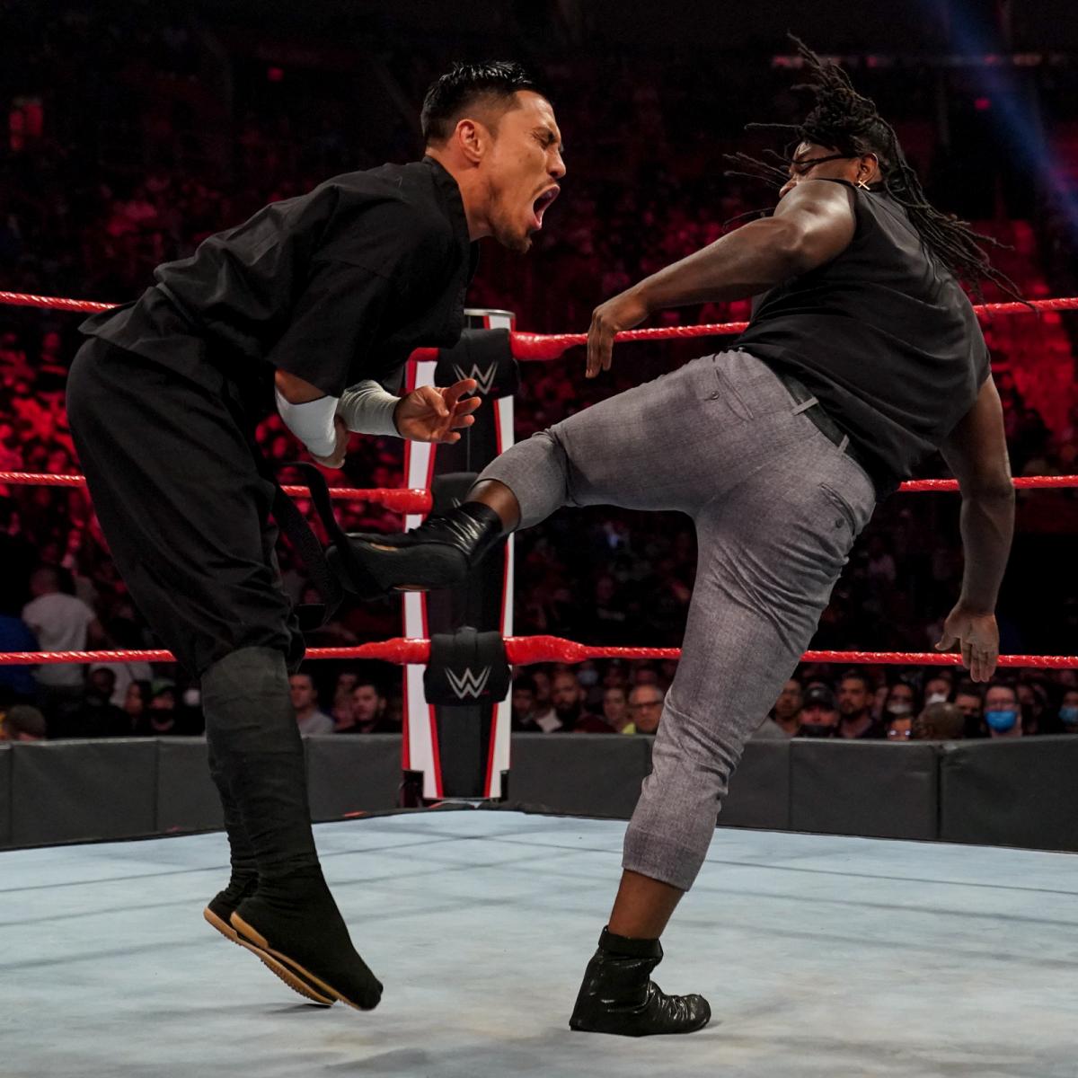 24／7王者レジー（右）に蹴られる戸沢（C）2021 WWE, Inc. All Rights Reserved.
