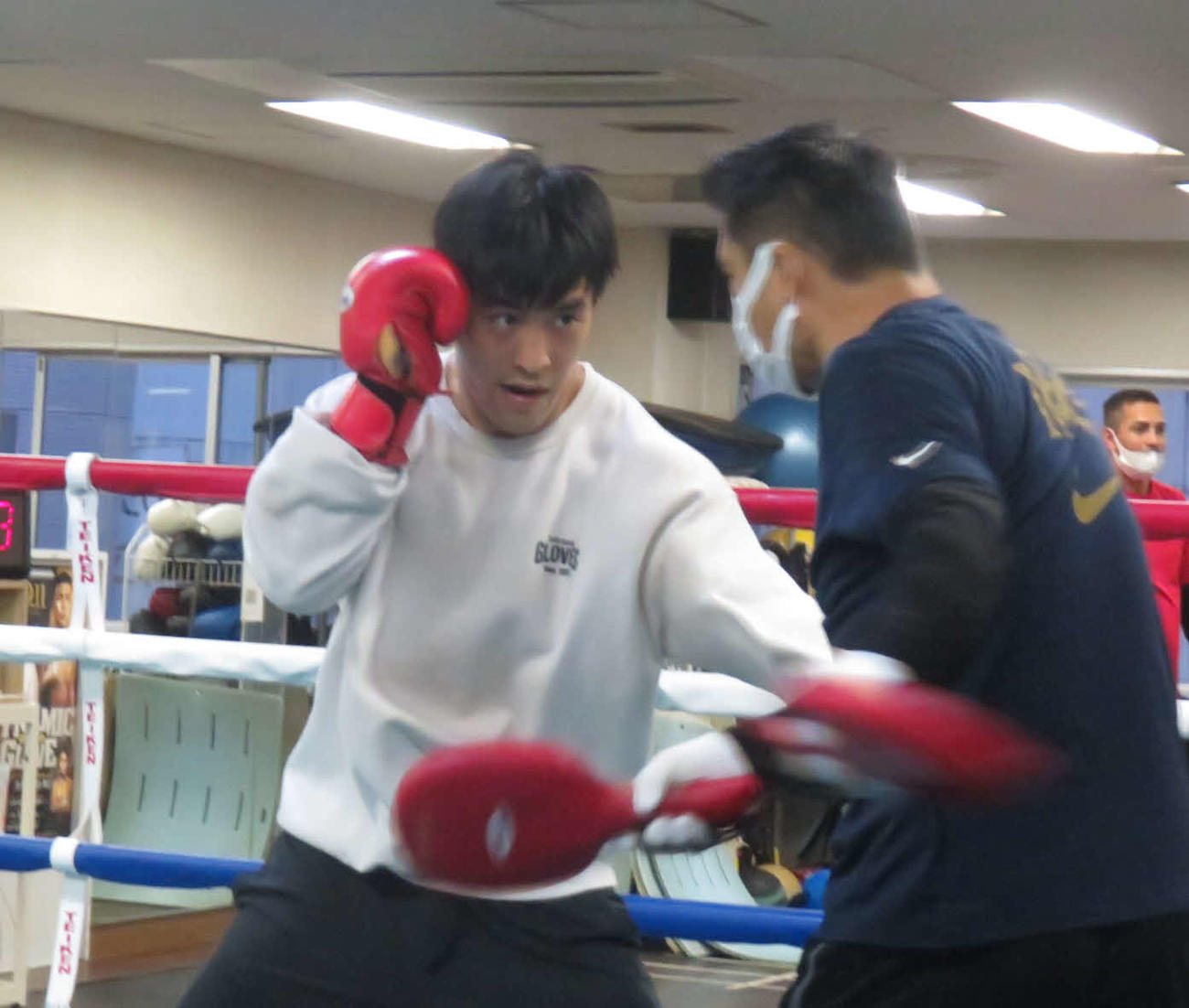 小山トレーナー（右）とのミット打ちに取り組む赤井