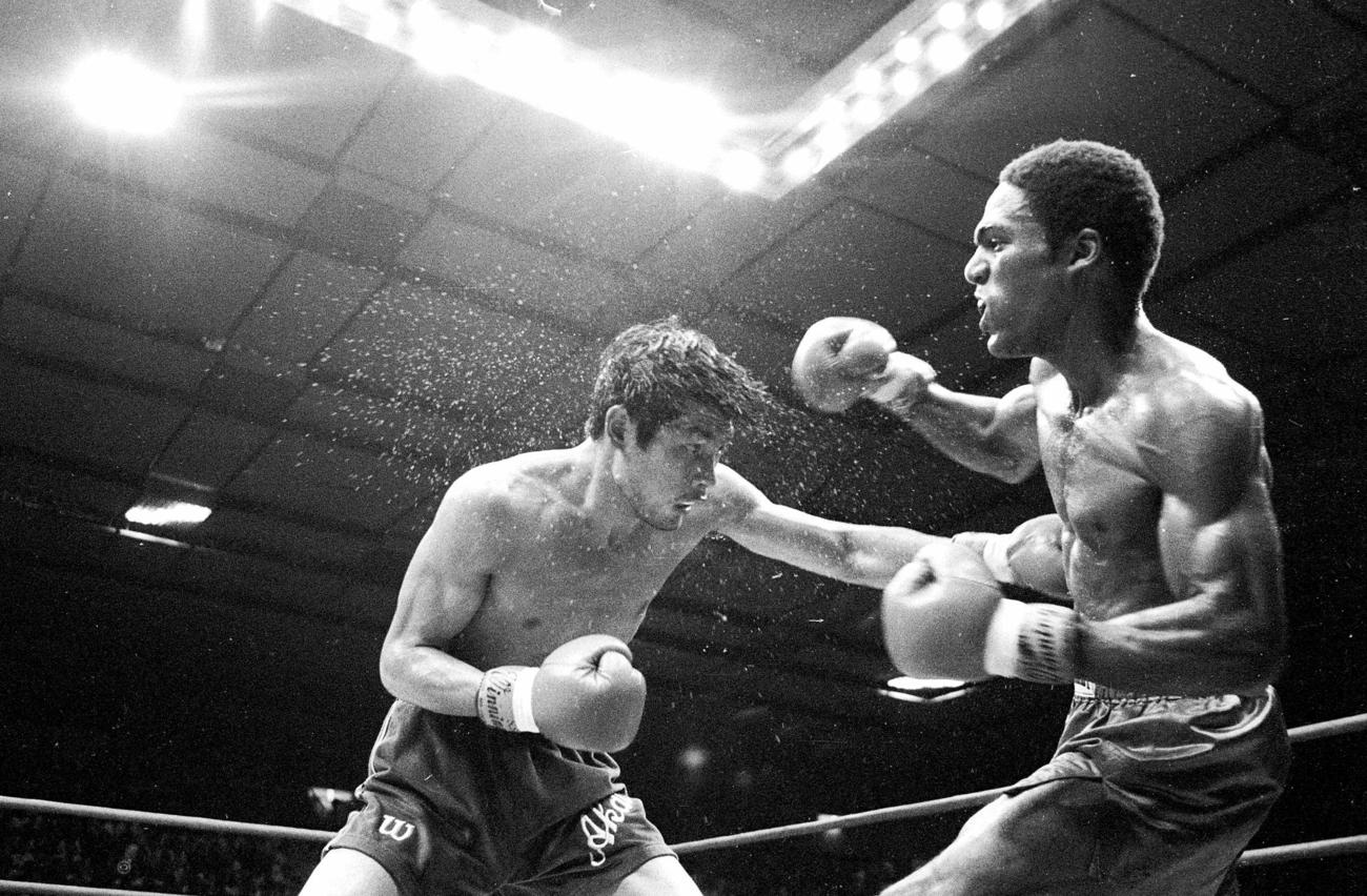 1983年7月、WBC世界ジュニアウエルター級タイトルマッチでブルース・カリー（右）と戦う赤井英和
