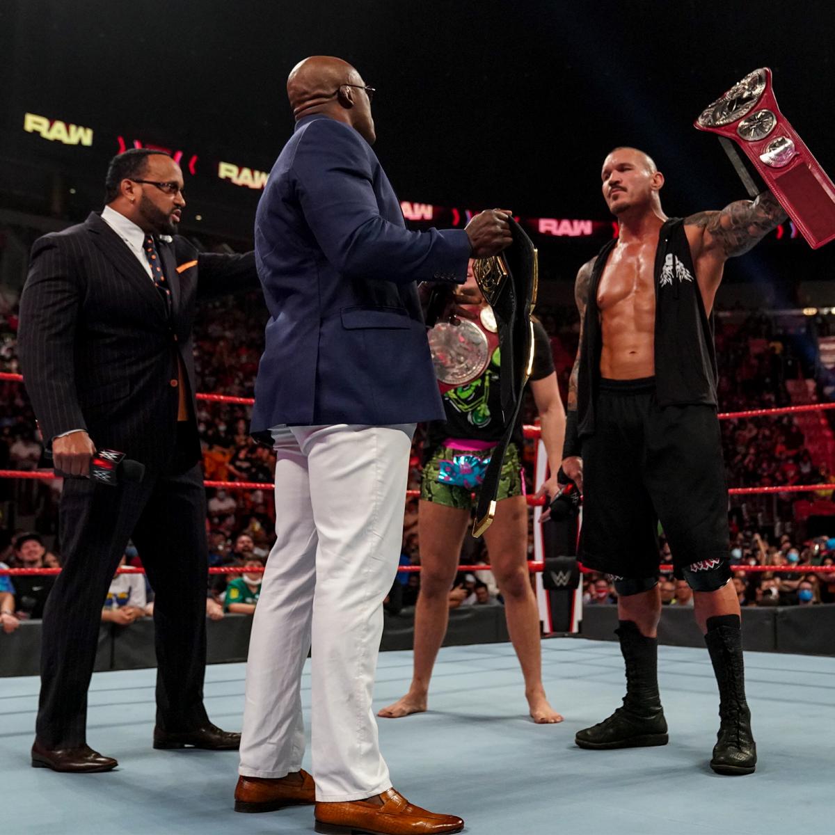 WWEヘビー級王者ラシュリー（左から2番目）の目の前でロウ・タッグ王座ベルトを掲げるオートン（右端）（C）2021 WWE, Inc. All Rights Reserved.