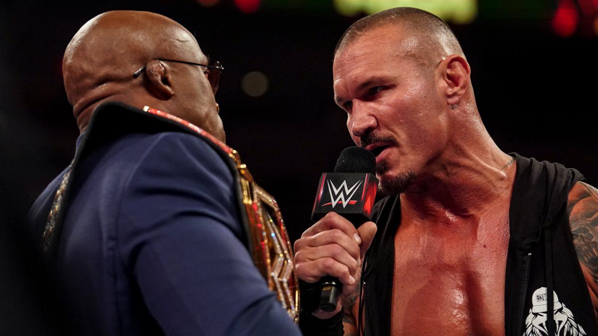 WWEヘビー級王者ラシュリー（左）との距離を詰め、挑発するロウ・タッグ王者オートン（C）2021 WWE, Inc. All Rights Reserved.