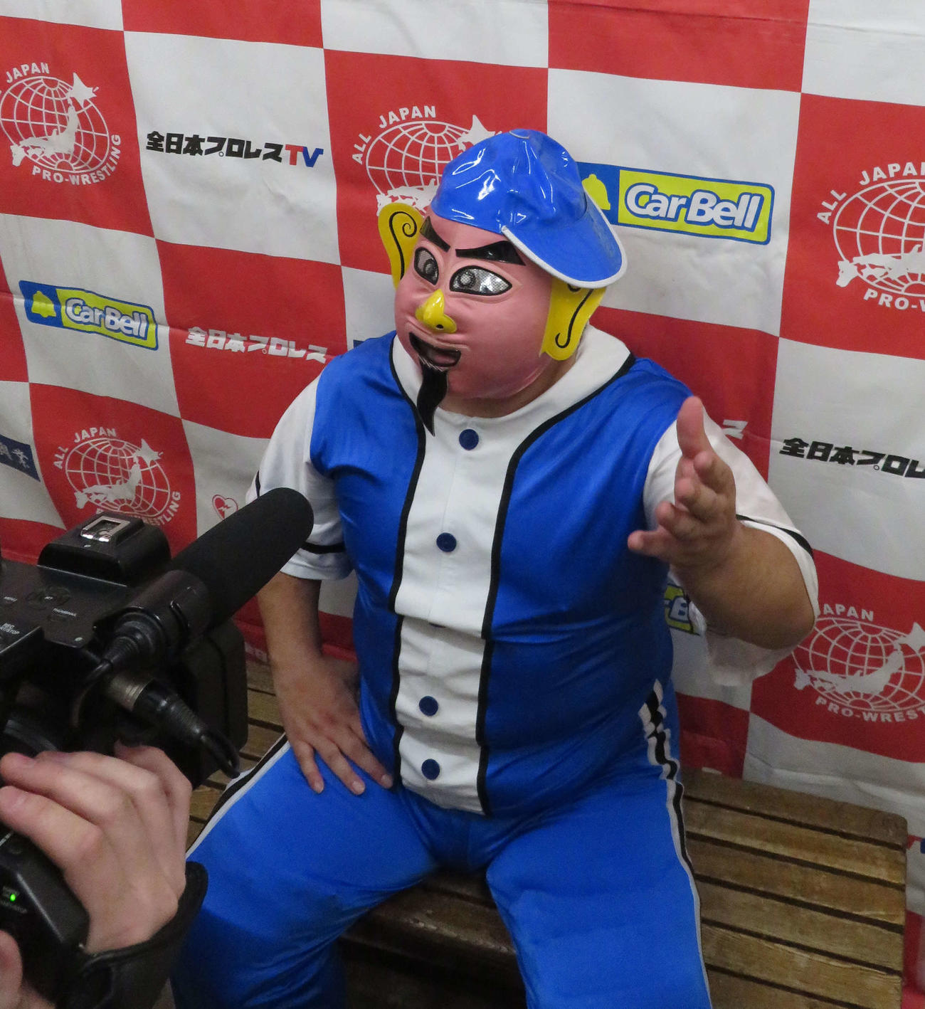 全日本プロレス後楽園大会　大森隆男に敗れた後、報道陣の取材に応じる菊タロー（撮影・松熊洋介）