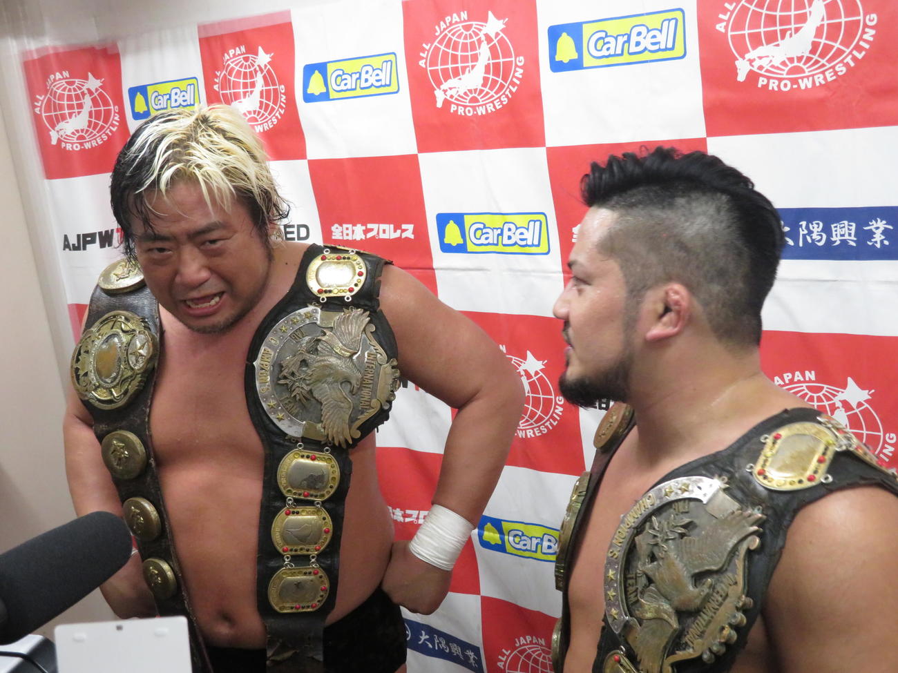 全日本プロレス後楽園大会　世界タッグ選手権試合で勝利し、新王者に輝いた諏訪魔（左）、芦野祥太郎組（撮影・松熊洋介）