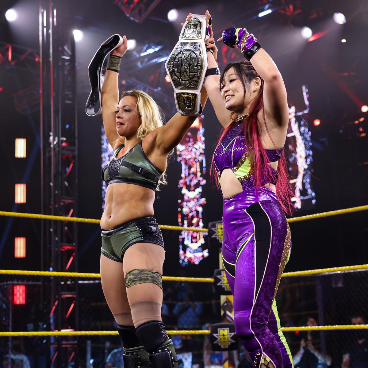 王座防衛に成功したNXT女子タッグ王者紫雷（右）、スターク組（C）2021 WWE, Inc. All Rights Reserved.