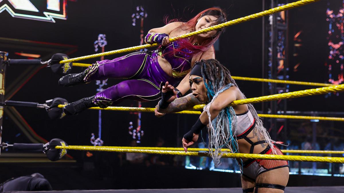 カーター（右）に619を見舞った紫雷（C）2021 WWE, Inc. All Rights Reserved.