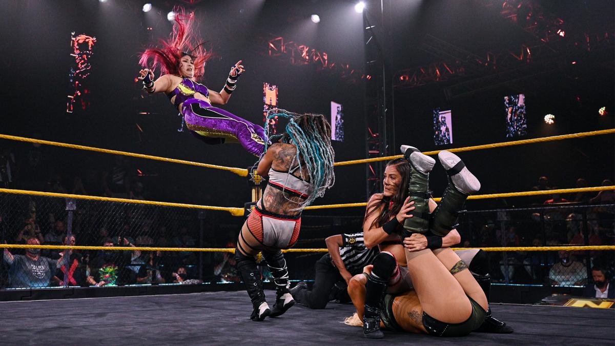 カーター（左から2番目）にミサイルキックを放った紫雷（左端）（C）2021 WWE, Inc. All Rights Reserved.