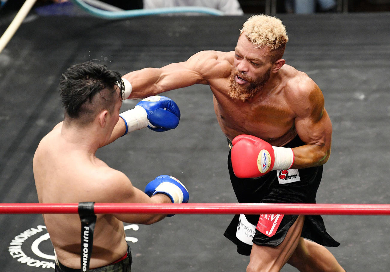 4回、伊藤（左）にパンチを見舞うダン・ディー・ディリンジャー（撮影・滝沢徹郎）