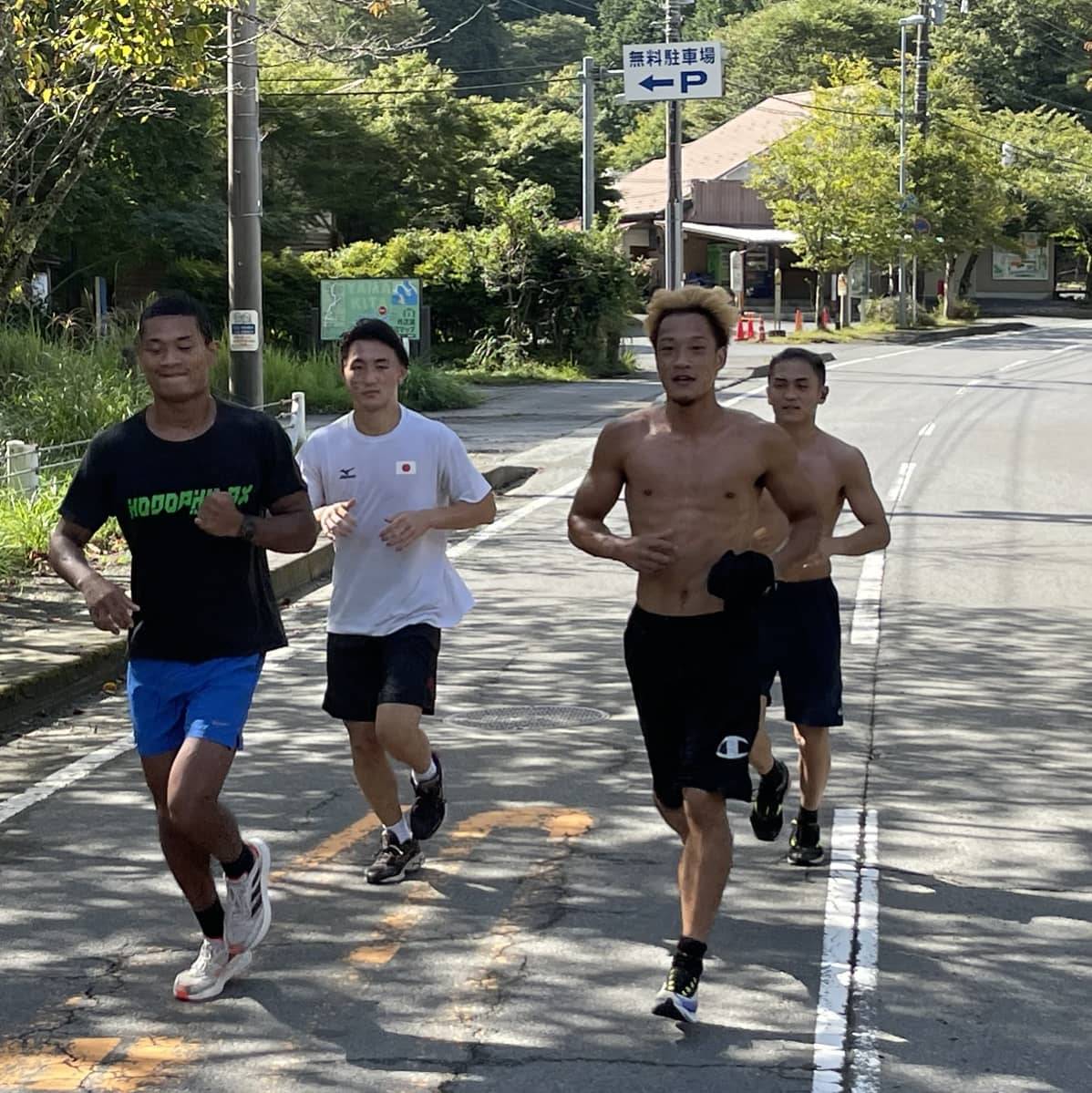 神奈川・丹沢湖で走り込み合宿に入った大橋ジム勢。左から平岡、松本、中嶋、豊嶋（大橋ジム提供）