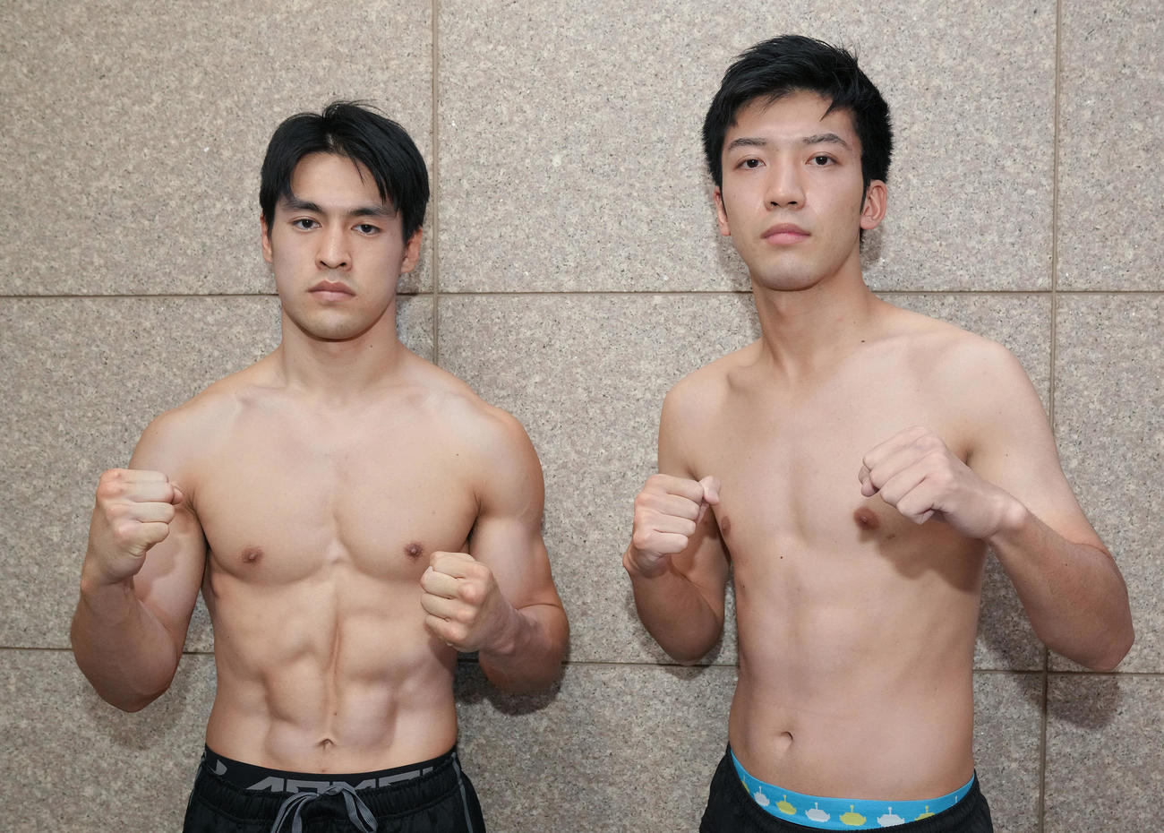 東日本新人王ミドル級予選に向けて計量パスした赤井（左）と岡村（写真提供・帝拳ジム）