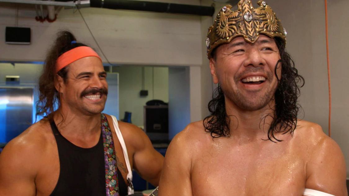 WWEの「キング」中邑（右）とインタビューにも応じるブーグス（C）2021 WWE, Inc. All Rights Reserved.