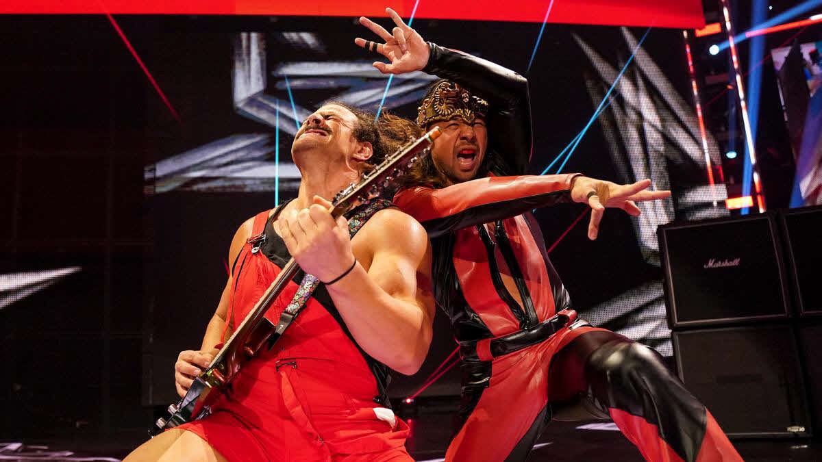 WWEの「キング」中邑（右）の入退場をギターで盛り上げるブーグス（C）2021 WWE, Inc. All Rights Reserved.