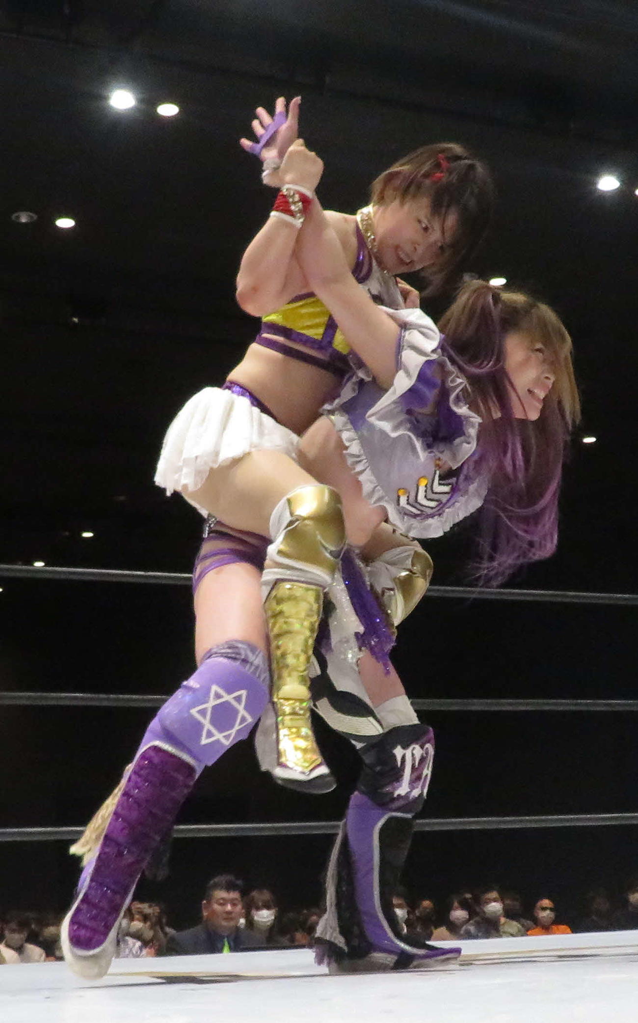 スターダム新宿大会　スターダム・チャレンジで中野たむ（右）を絞め上げる月山和香（撮影・松熊洋介）
