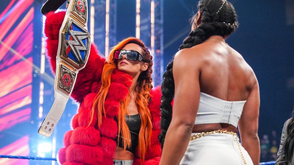 挑戦者ブレア（右）の前でスマックダウン女子王座ベルトを掲げた王者リンチ（C）2021 WWE, Inc. All Rights Reserved.