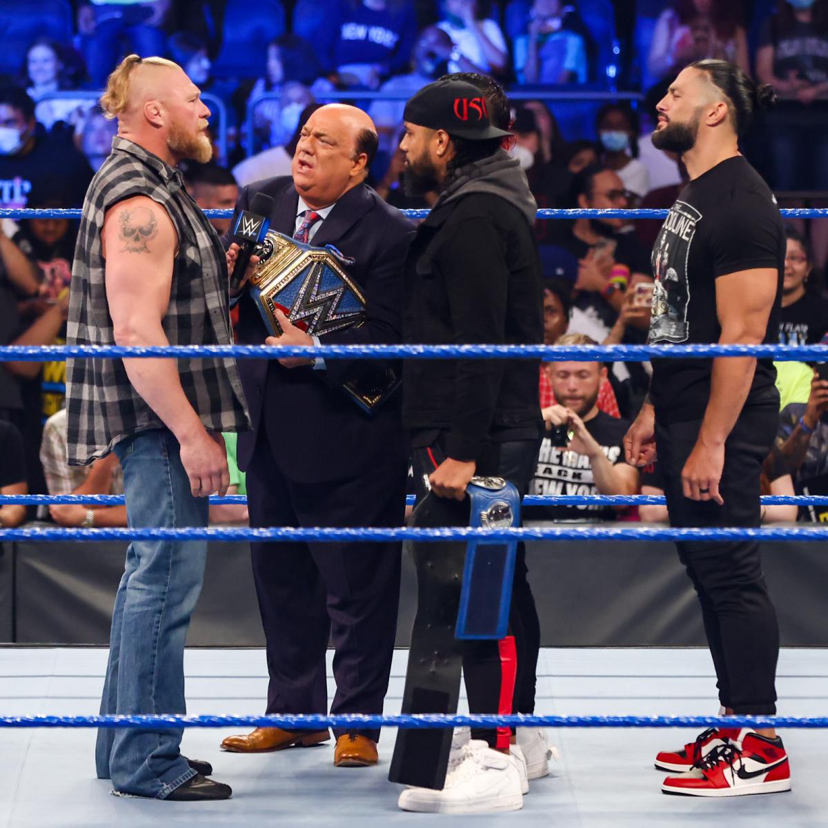 WWEユニバーサル王者レインズ（右端）とリングでにらみ合うレスナー（左端）（C）2021 WWE, Inc. All Rights Reserved.