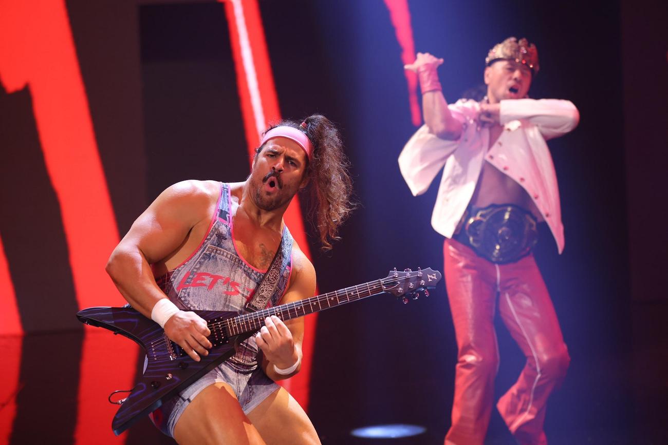 ブーグス（左）のギター演奏で入場するインターコンチネンタル王者の「キング」中邑（C）2021 WWE, Inc. All Rights Reserved.