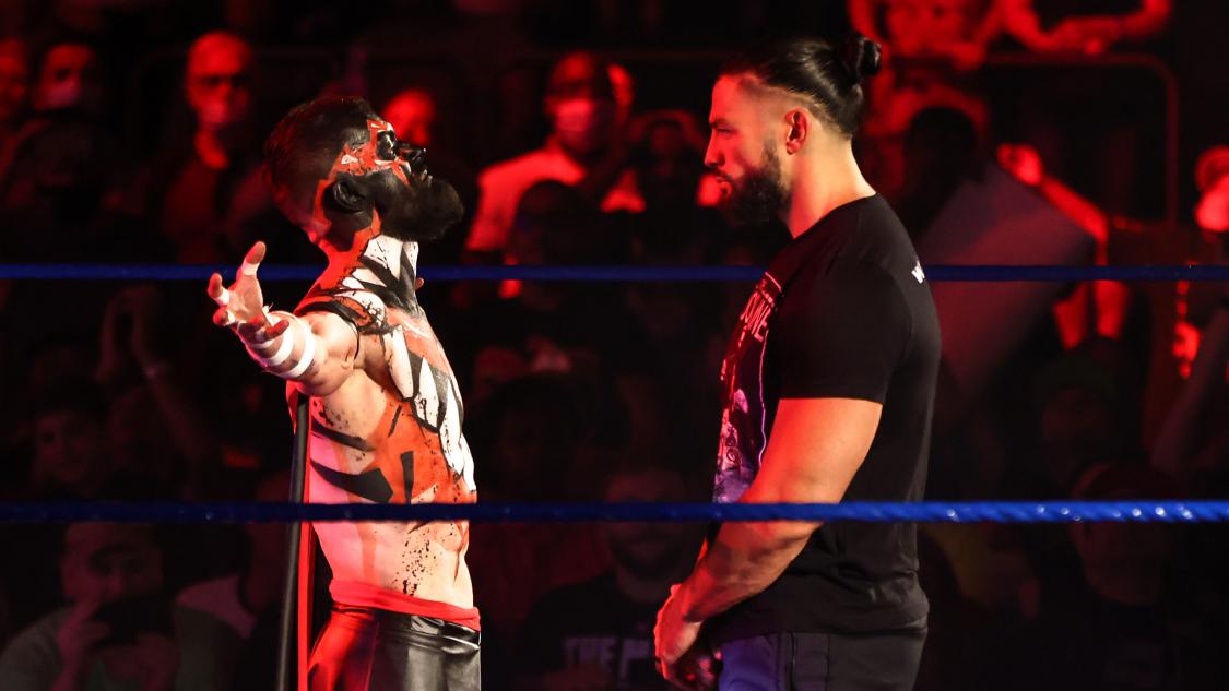 「ザ・デーモン」仕様でWWEユニバーサル王者レインズ（右）とにらみ合ったベイラー（C）2021 WWE, Inc. All Rights Reserved.