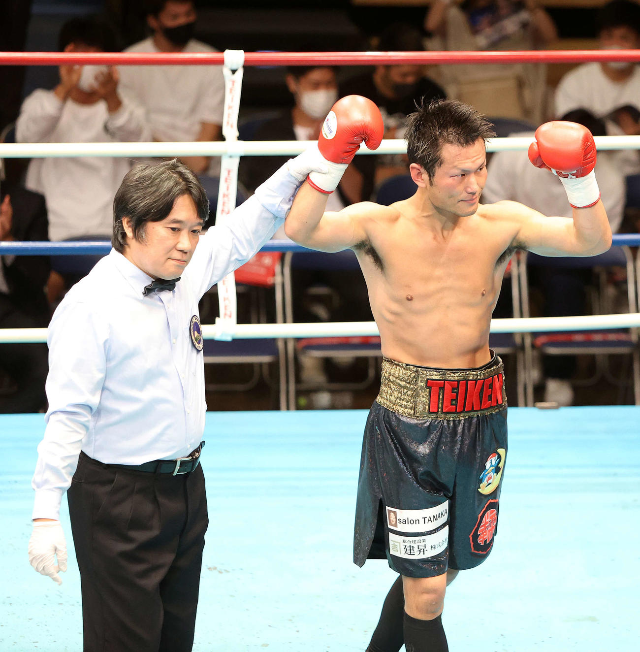 日本ウェルター級挑戦者決定戦　TKO勝ちしガッツポーズする永野（撮影・鈴木正人）