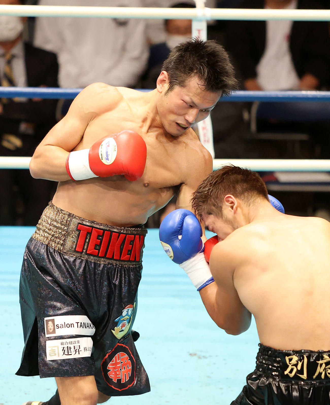 日本ウェルター級挑戦者決定戦　2回、別府（右）を攻める永野（撮影・鈴木正人）
