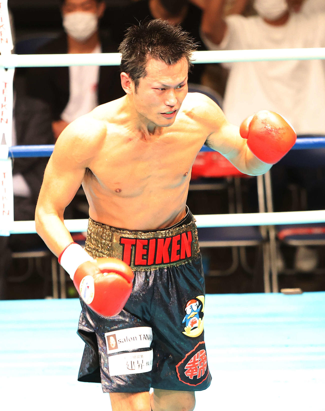 日本ウェルター級挑戦者決定戦　TKO勝ちしガッツポーズする永野（撮影・鈴木正人）