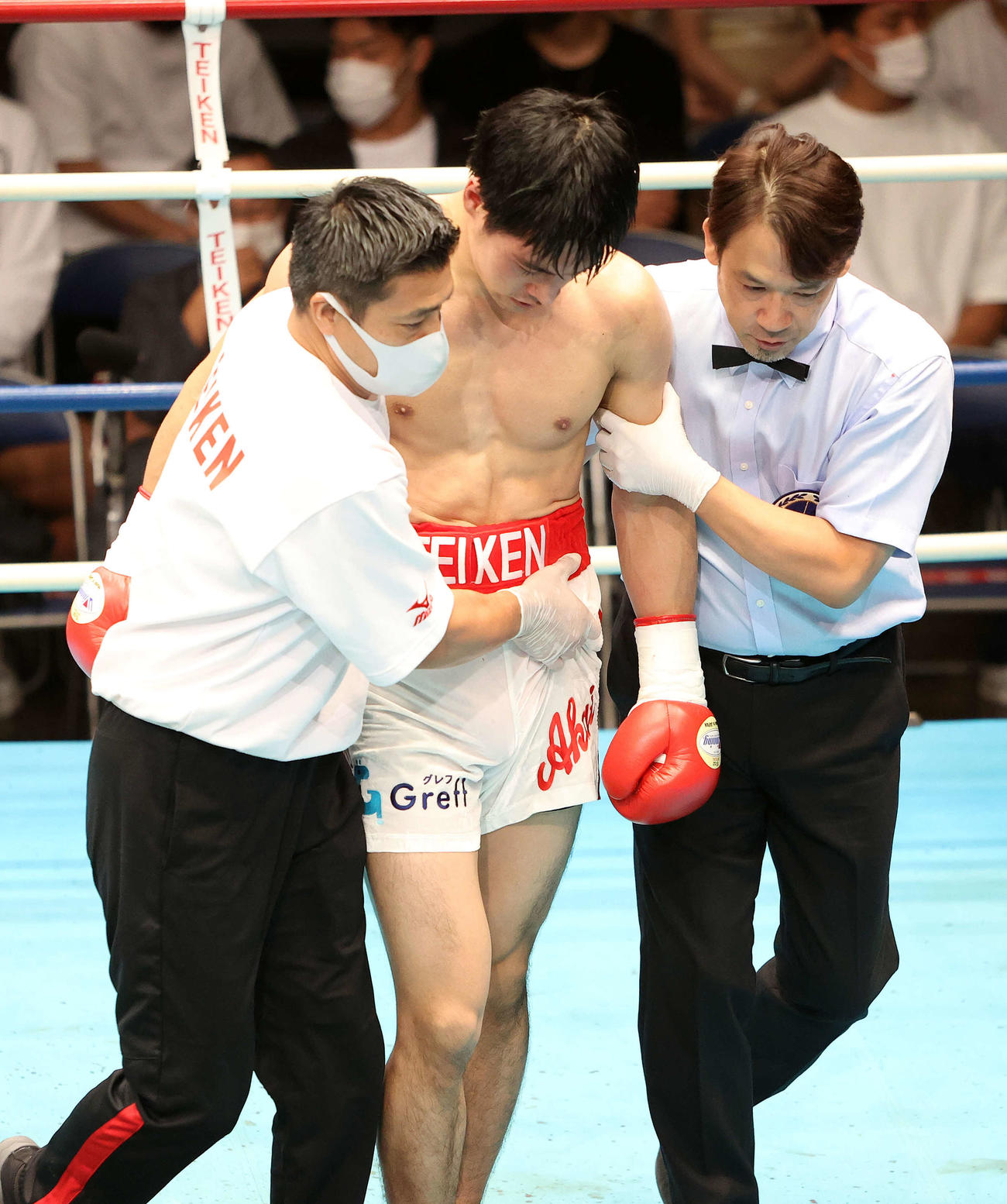 ミドル級4回戦　岡村にTKO負けを喫し引き揚げる赤井（撮影・鈴木正人）