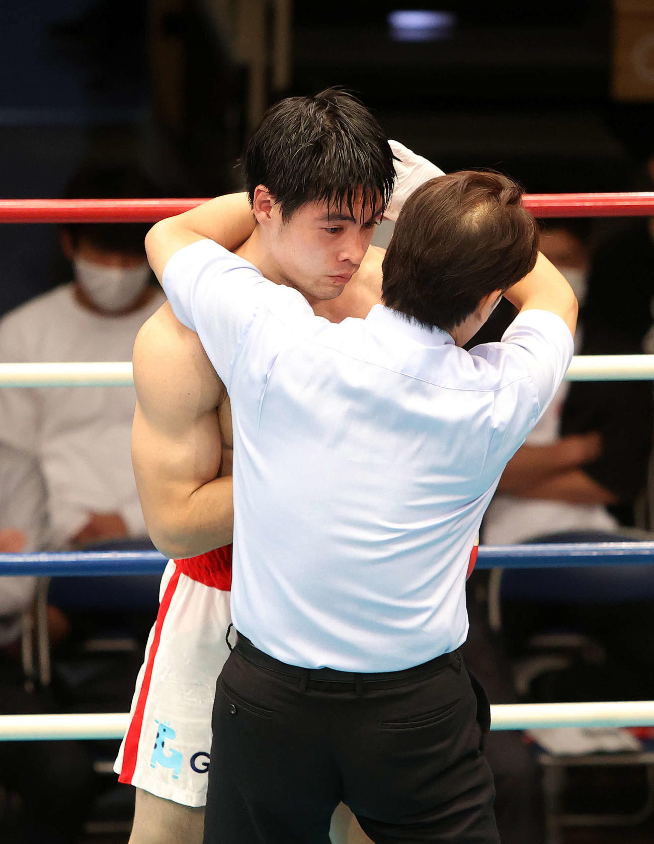 ミドル級4回戦　1回、岡村にTKO負けを喫した赤井（撮影・鈴木正人）