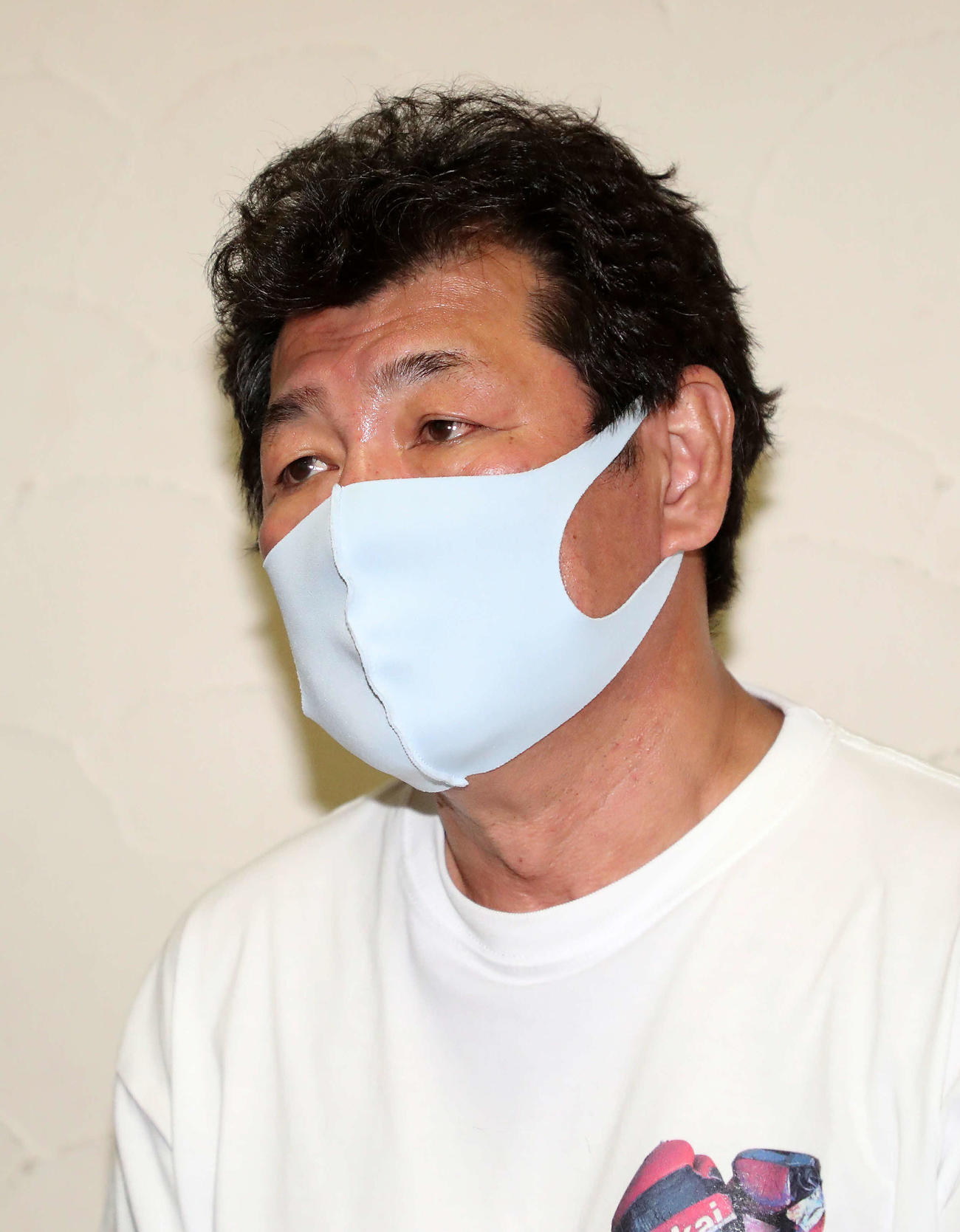 報道陣の質問に答える赤井英和（撮影・鈴木正人）