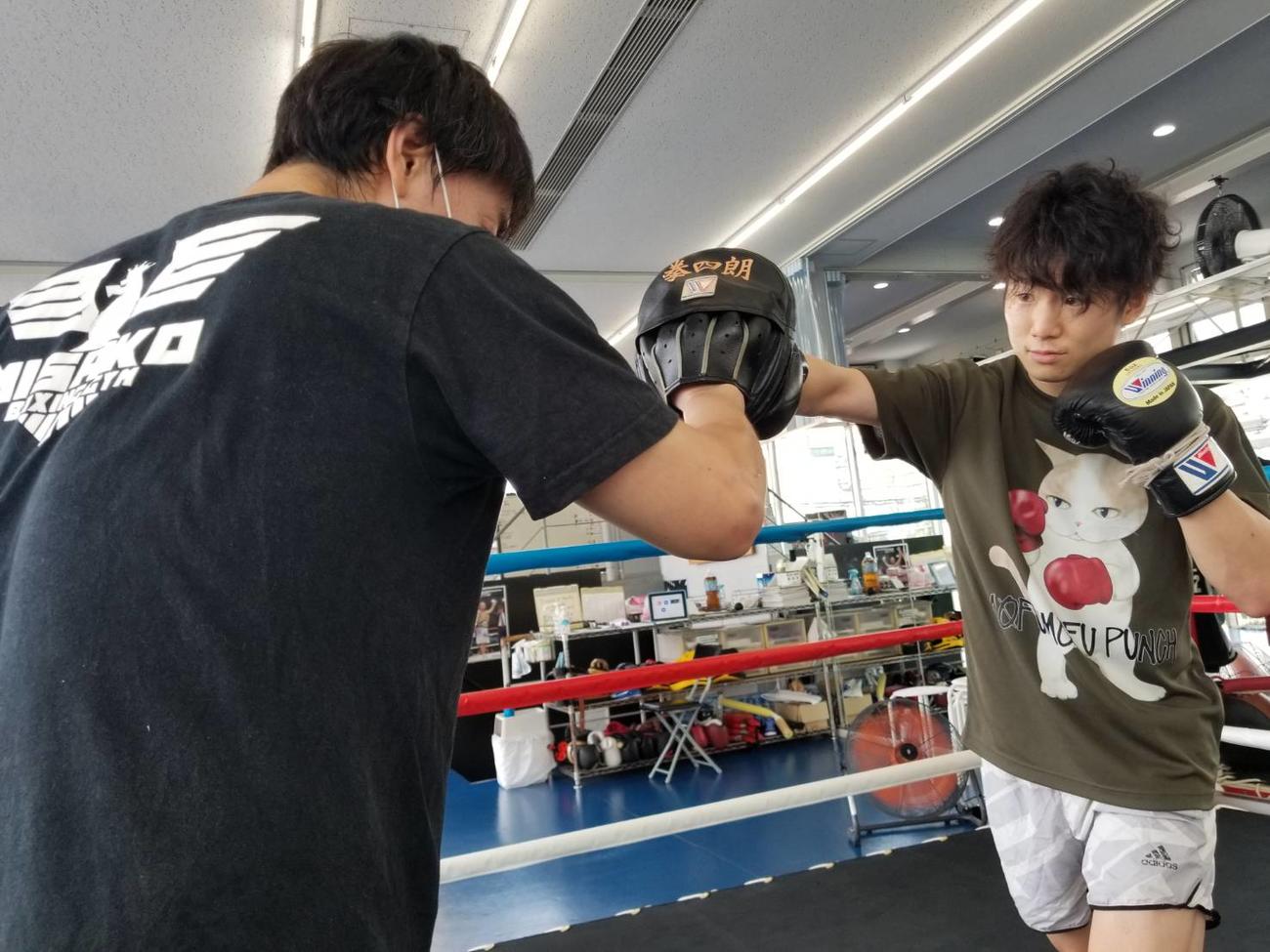 加藤トレーナーを相手に練習する王者寺地（三迫ジム提供）