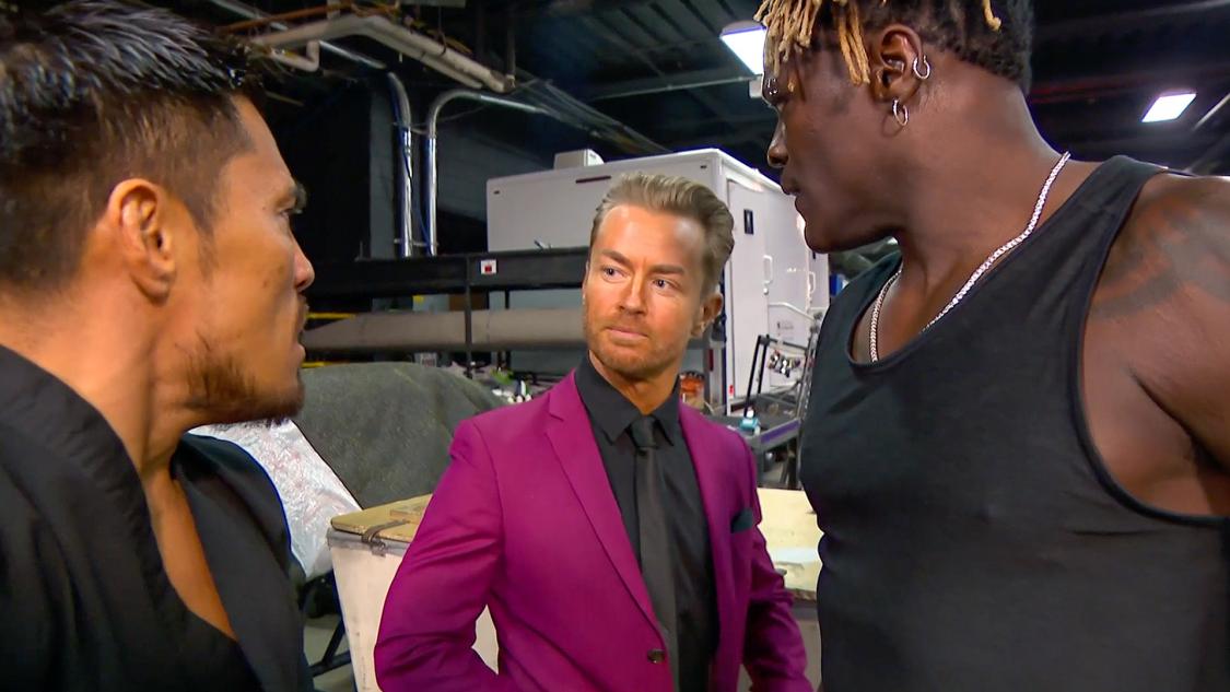 マーベリック（中央）を挟み、Rトゥルース（右端）と口論になる戸沢（Ｃ）2021 WWE, Inc. All Rights Reserved.